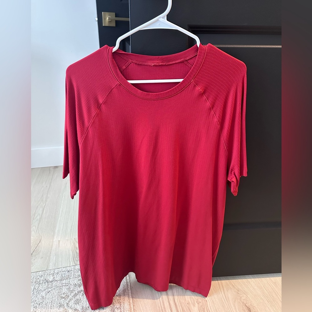 lululemon athletica Men's Red Short Sleeve Performance Tee